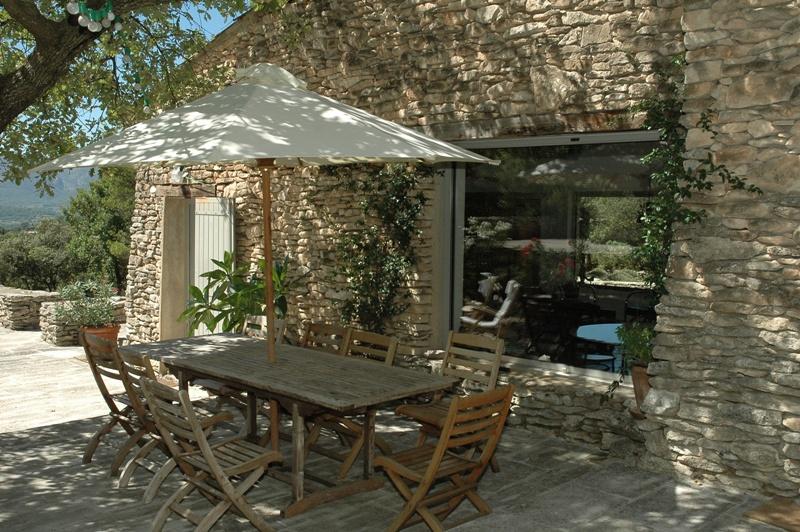 Luberon, maison dans la garrigue avec tennis et piscine